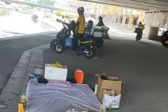 高架桥下一位流浪汉的床铺…… ​​​
