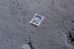 “这是1972年4月20日登陆月球的地球宇航员查理·杜克的家人。”