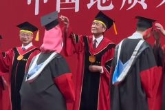 当你穿成派大星参加博士毕业典礼